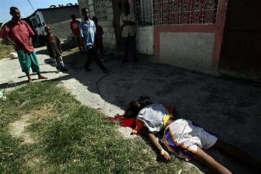 a haitian man dead.jpg (78855 bytes)
