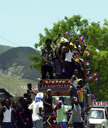 aristide supporters 1.jpg (31582 bytes)