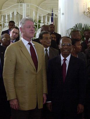 clinton in haiti 1.jpg (18930 bytes)