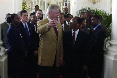 clinton in haiti 2.jpg (17144 bytes)