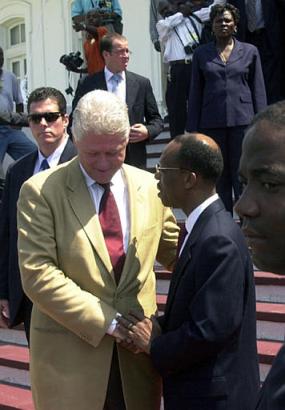 clinton in haiti 3.jpg (22315 bytes)