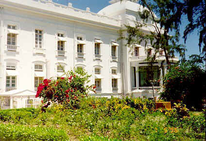 east side of the national palace.jpg (28875 bytes)