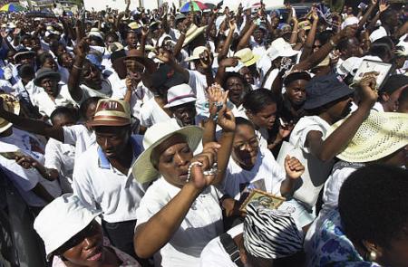 haitian pray.jpg (41108 bytes)