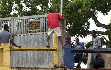 haitian workers 2.jpg (88613 bytes)